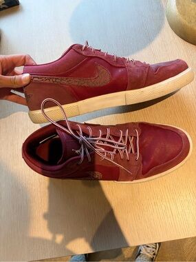 Nike Men’s AJ v2 Low-Top jordans - Burgundy